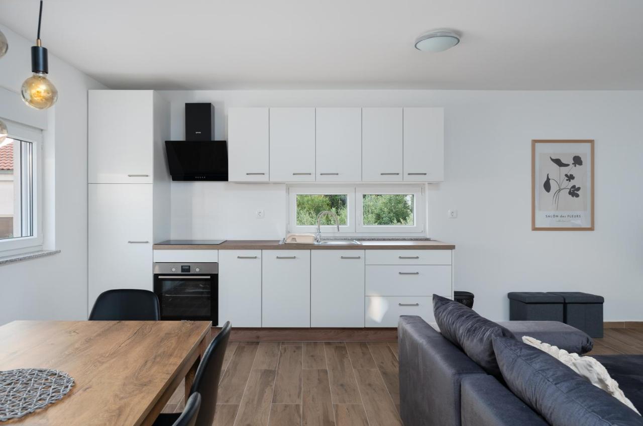 Number One Apartments Vir Eksteriør billede