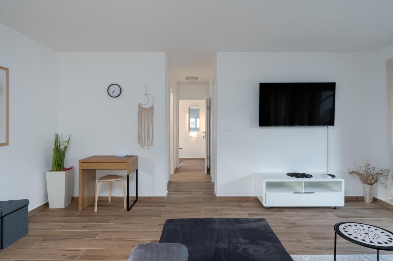 Number One Apartments Vir Eksteriør billede